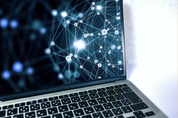 ネットワークのイメージが表示されたノートPC画面